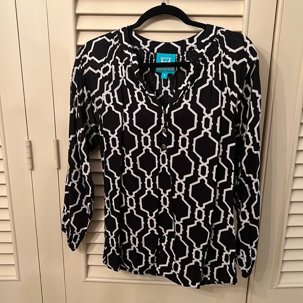 Black and white escapada Moroccan print top